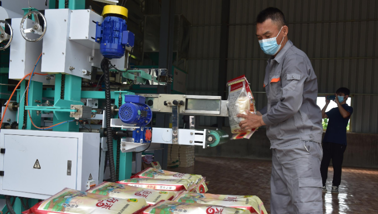 ​He rose from a small workshop to a large rice processing plant with the assistance of UGOOD(pic3)